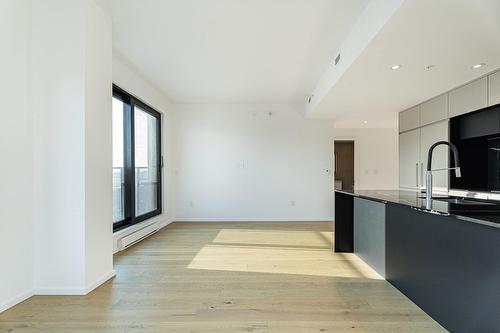 Cuisine - 301-585 Av. Glengarry, Mont-Royal, QC - Indoor Photo Showing Other Room