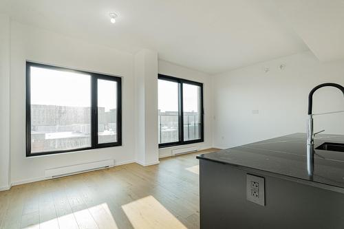 Kitchen - 301-585 Av. Glengarry, Mont-Royal, QC - Indoor Photo Showing Other Room