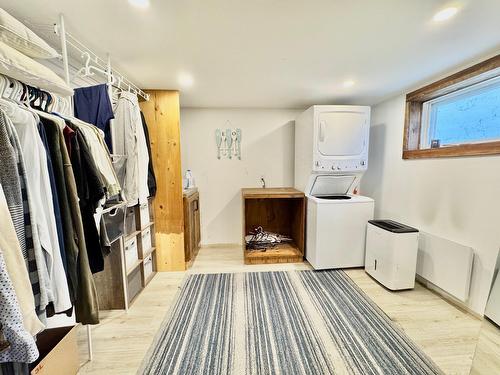 Penderie (Walk-in) - 3 Ch. Lapierre, Les Îles-De-La-Madeleine, QC - Indoor Photo Showing Laundry Room