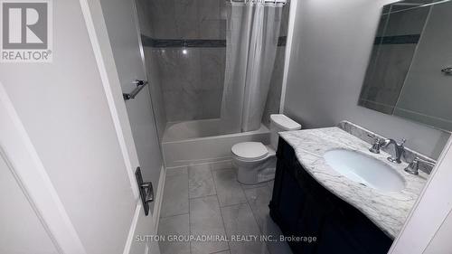 17 Law Crescent S, Richmond Hill, ON - Indoor Photo Showing Bathroom
