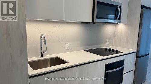 1226 - 5858 Yonge Street, Toronto, ON - Indoor Photo Showing Kitchen