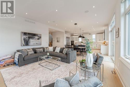 7515 Sherrilee Crescent, Niagara Falls (Brown), ON - Indoor Photo Showing Living Room