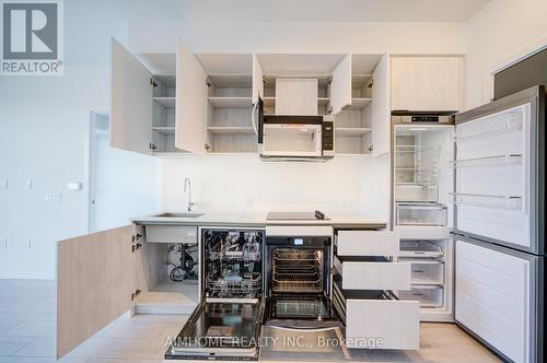 1125 - 5858 Yonge St Street, Toronto, ON - Indoor Photo Showing Kitchen