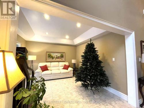 living room - 17 Dunvegan Drive, Richmond Hill, ON - Indoor