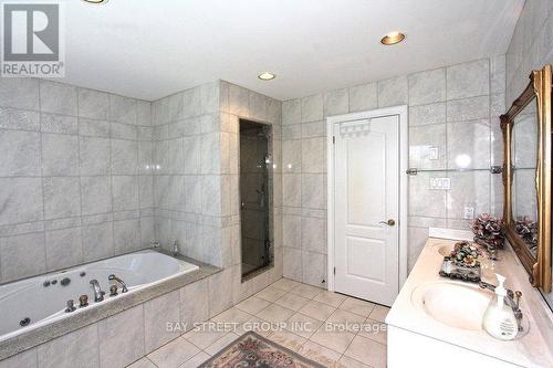 ensuite bathroom - 17 Dunvegan Drive, Richmond Hill, ON - Indoor Photo Showing Bathroom