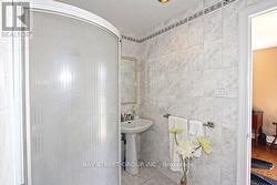 2nd ensuite bathroom - 