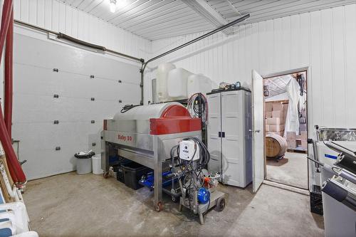 Commerce - 136 Rg Grand-Sabrevois, Sainte-Anne-De-Sabrevois, QC - Indoor Photo Showing Garage