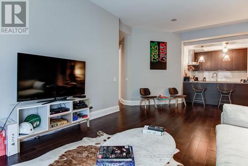 302 - 88 Davenport Road, Toronto, ON - Indoor Photo Showing Living Room