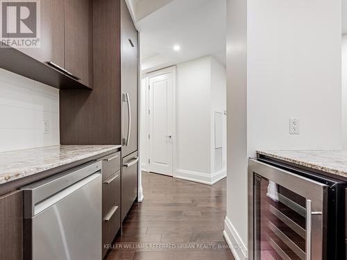 302 - 88 Davenport Road, Toronto, ON - Indoor Photo Showing Kitchen