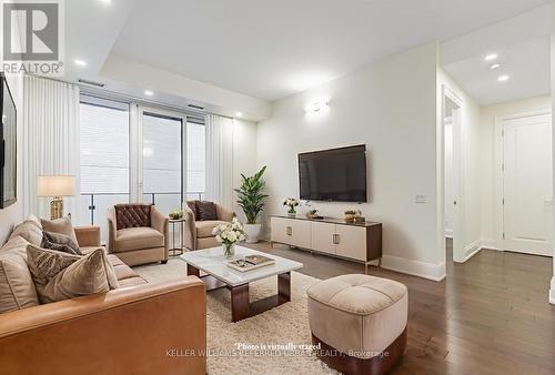 302 - 88 Davenport Road, Toronto, ON - Indoor Photo Showing Living Room