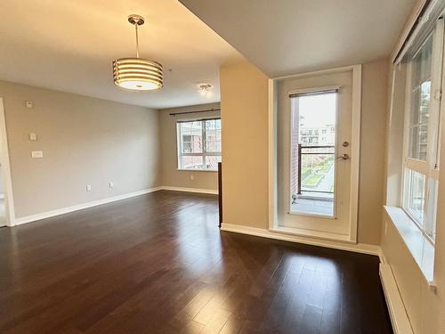 205 2940 King George Boulevard, Surrey, BC - Indoor Photo Showing Other Room