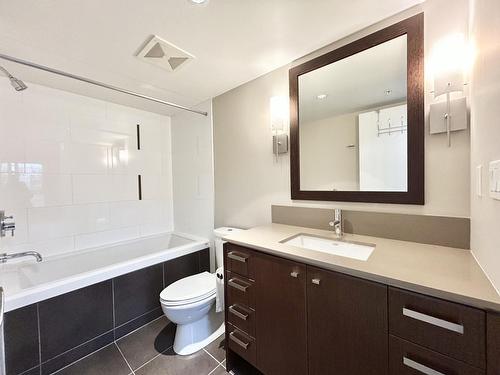 205 2940 King George Boulevard, Surrey, BC - Indoor Photo Showing Bathroom