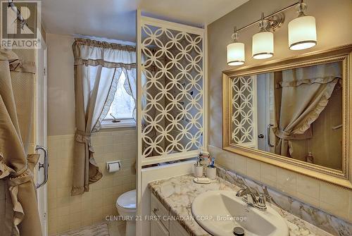 10 Regent Street, St. Thomas, ON - Indoor Photo Showing Bathroom