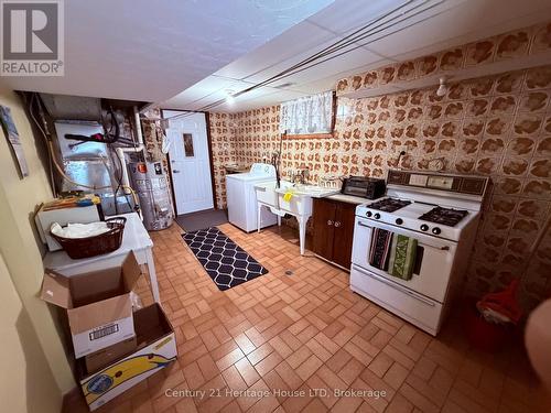 14 Drury Crescent, St. Catharines (Carlton/Bunting), ON - Indoor Photo Showing Kitchen