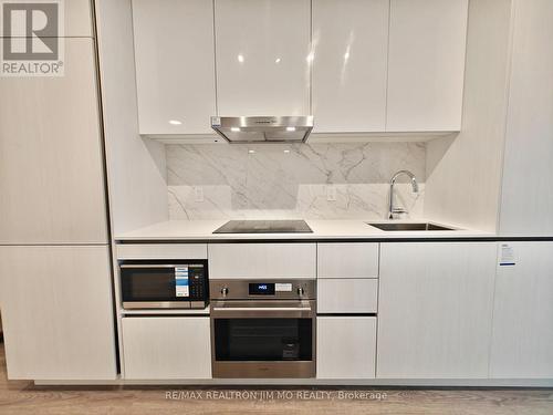 4607 - 8 Interchange Way, Vaughan, ON - Indoor Photo Showing Kitchen