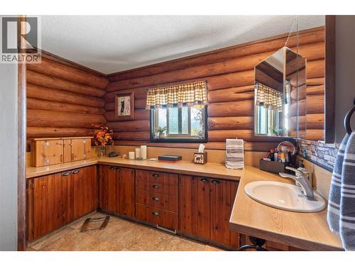 7969 Yellowhead Highway, Kamloops, BC - Indoor Photo Showing Bathroom