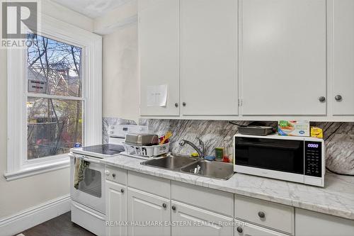271 Thomas Street, Peterborough (Town Ward 3), ON - Indoor Photo Showing Kitchen With Double Sink