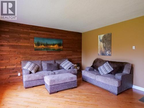 4678 Ten Mile Lake Road, Quesnel, BC - Indoor Photo Showing Living Room