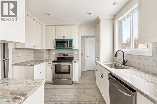 860 Edward Avenue, Windsor, ON - Indoor Photo Showing Kitchen With Upgraded Kitchen