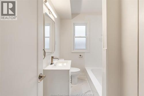 860 Edward Avenue, Windsor, ON - Indoor Photo Showing Bathroom