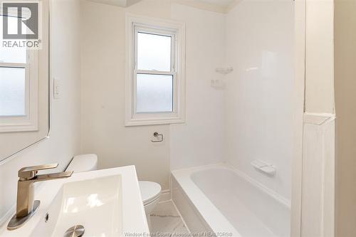 860 Edward Avenue, Windsor, ON - Indoor Photo Showing Bathroom