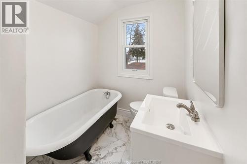 860 Edward Avenue, Windsor, ON - Indoor Photo Showing Bathroom
