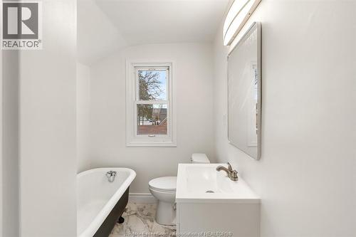 860 Edward Avenue, Windsor, ON - Indoor Photo Showing Bathroom