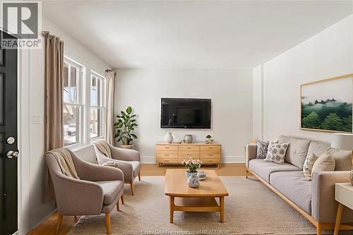 860 Edward Avenue, Windsor, ON - Indoor Photo Showing Living Room