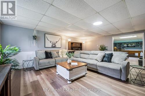 7003 Beatty Line N, Centre Wellington, ON - Indoor Photo Showing Living Room