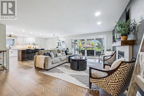 7003 Beatty Line N, Centre Wellington, ON - Indoor Photo Showing Living Room