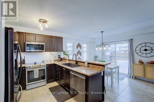11 Green Street, Mapleton, ON - Indoor Photo Showing Kitchen With Upgraded Kitchen