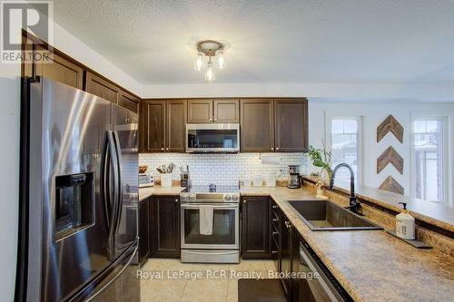 11 Green Street, Mapleton, ON - Indoor Photo Showing Kitchen With Upgraded Kitchen