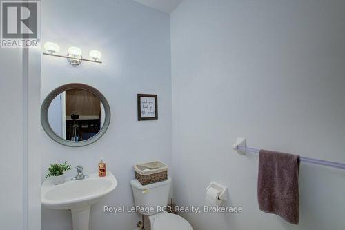 11 Green Street, Mapleton, ON - Indoor Photo Showing Bathroom