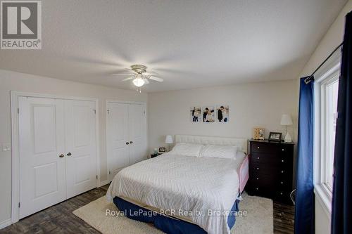 11 Green Street, Mapleton, ON - Indoor Photo Showing Bedroom