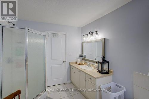 11 Green Street, Mapleton, ON - Indoor Photo Showing Bathroom