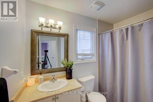 11 Green Street, Mapleton, ON - Indoor Photo Showing Bathroom