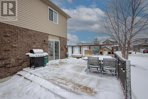 11 Green Street, Mapleton, ON - Outdoor