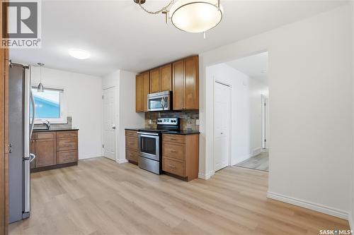 1906 Louise Avenue, Saskatoon, SK - Indoor Photo Showing Kitchen