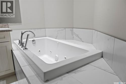 5006 Wascana Vista Court, Regina, SK - Indoor Photo Showing Bathroom