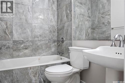 5006 Wascana Vista Court, Regina, SK - Indoor Photo Showing Bathroom