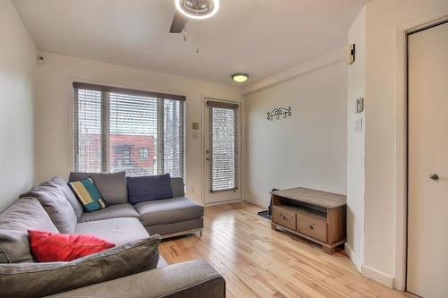 Living room - 6580 Rue Chabot, Montréal (Rosemont/La Petite-Patrie), QC - Indoor Photo Showing Living Room
