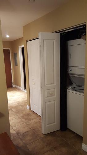 Laundry room - 406-1500 Rue St-Louis, Montréal (Saint-Laurent), QC - Indoor Photo Showing Laundry Room