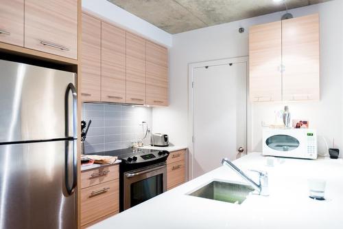 Cuisine - 529-1414 Rue Chomedey, Montréal (Ville-Marie), QC - Indoor Photo Showing Kitchen With Upgraded Kitchen