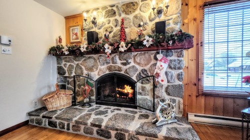 Living Room - 621 Boul. Robitaille, Notre-Dame-Du-Mont-Carmel, QC - Indoor With Fireplace