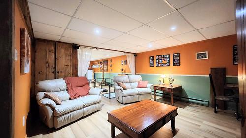 Salle familiale - 621 Boul. Robitaille, Notre-Dame-Du-Mont-Carmel, QC - Indoor