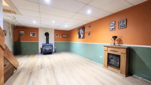 Family Room - 621 Boul. Robitaille, Notre-Dame-Du-Mont-Carmel, QC - Indoor With Fireplace