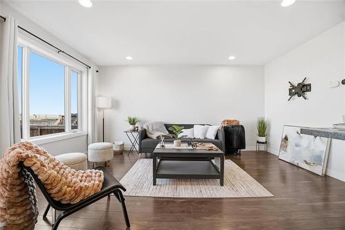 8 Landsbury Te, Niverville, MB 