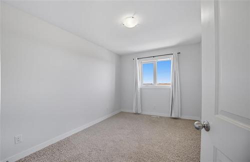 8 Landsbury Te, Niverville, MB 