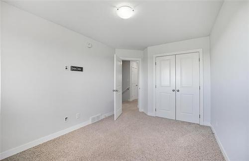 8 Landsbury Te, Niverville, MB 