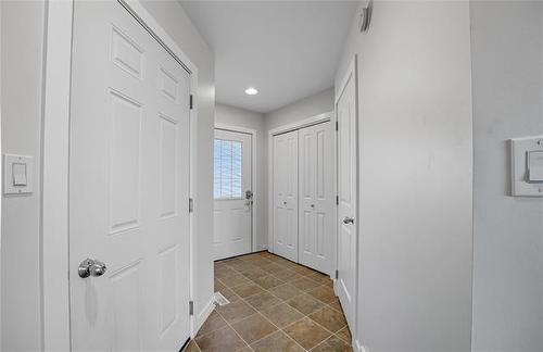 8 Landsbury Te, Niverville, MB 